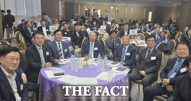 18일 오후 인하대 60주년기념관 월천홀에서 열린 인하대총동창회 주최 제9회 전국동시지방선거 동문 당선인 축하연에 참석한 박찬대 인천시장 당선인(왼쪽 세 번째)을 비롯해 조명우 총장, 김종우 총동창회장과 역대 총동창회장 등 참석자들이 퓨전국악단 ‘구름’의 축하공연을 관람하고 있다. /김재경 기자