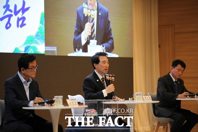 박수현 충남도지사 당선인이 19일 보령시에서 열린 보령·서천권 타운홀미팅에서 도민들의 건의 사항을 듣고 있다. 왼쪽부터 엄승용 보령시장 당선인·박수현 충남도지사 당선인·유승광 서천군수 당선인. /노경완 기자