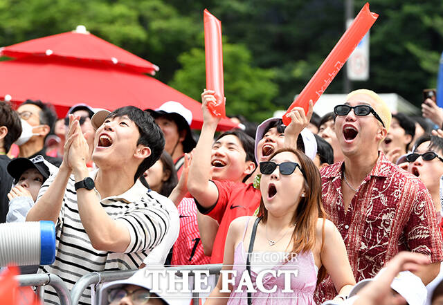 개최국인 멕시코와의 2026 국제축구연맹(FIFA) 북중미 월드컵 조별리그 2차전이 열린 19일 오전부터 서울 광화문과 여의도 등 도심 곳곳이 붉게 물들었다. 이른 새벽부터 태극기를 흔들며 거리 응원에 나선 시민들은 한국 축구대표팀의 패배에도 