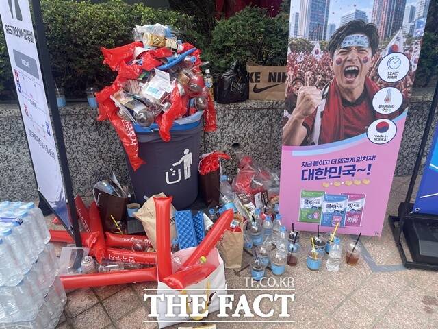 여름철을 맞아 도심 곳곳에 방치된 쓰레기가 눈살을 찌푸리게 하고 있다. 특히 2026 북중미 월드컵 거리 응원부터 여름 축제 등이 본격화하면서 공공 쓰레기통을 확충해야 한다는 목소리가 나오고 있다. /진주영 기자