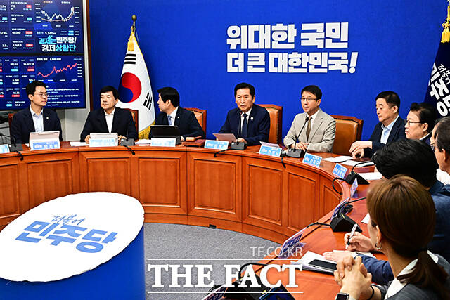 정청래 더불어민주당 대표가 19일 오전 서울 여의도 국회에서 열린 최고위원회의에 참석해 모두발언을 하고 있다. /국회=배정한 기자