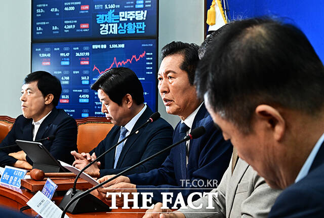 정청래 더불어민주당 대표가 19일 오전 서울 여의도 국회에서 열린 최고위원회의에 참석해 모두발언을 하고 있다. /국회=배정한 기자