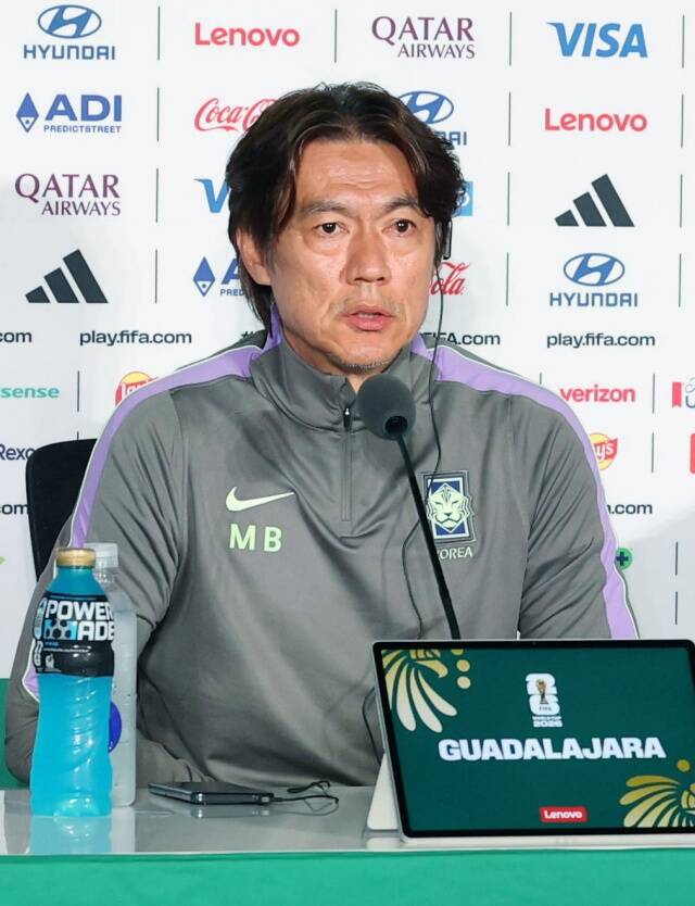 2026 북중미 월드컵 조별리그 A조 2차전 멕시코와의 경기를 하루 앞둔 축구 국가대표팀 홍명보 감독이 17일(현지 시간) 멕시코 과달라하라 스타디움에서 열린 공식 기자회견에서 취재진 질문에 답변하고 있다. /뉴시스