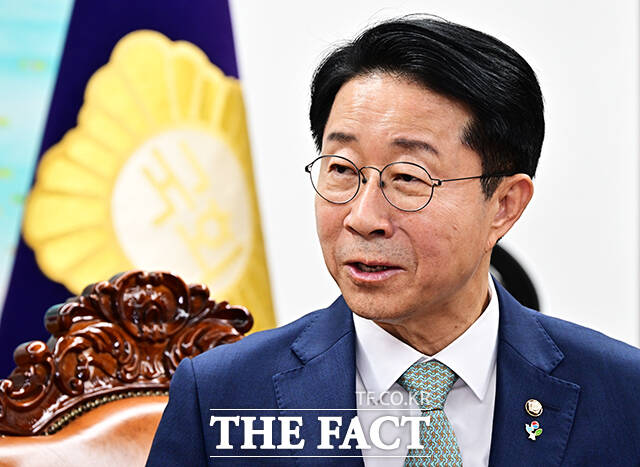 조정식 국회의장이 19일 오후 서울 여의도 국회에서 조현 외교부 장관(왼쪽)을 접견하며 기념사진 촬영을 하고 있다. /국회=배정한 기자
