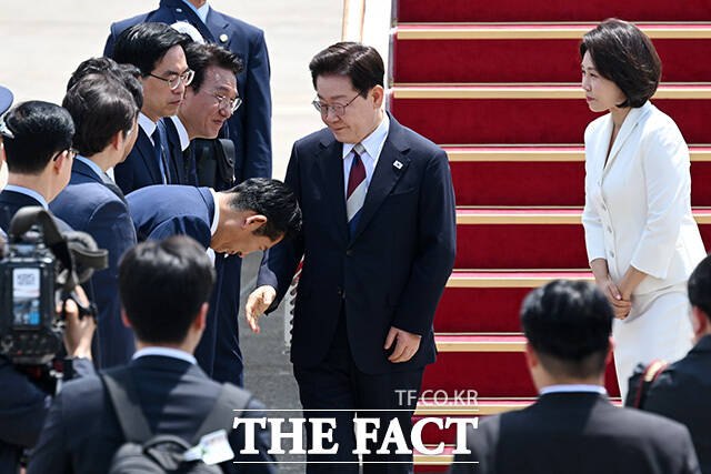 정청래 더불어민주당 대표가 이재명 대통령에게 90도로 숙여 인사한 것을 두고 정치권에서 논란이 일고 있다. 사진은 유럽 방문 및 G7(주요 7개국) 정상회의 참석을 마친 이 대통령이 18일 오전 경기도 성남시 서울공항에 도착해 정 대표와 인사를 나누는 모습. /남용희 기자