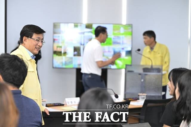 17일 남원시 향교동 섬진강홍수통제출장소를 방문한 김성환 기후에너지환경부 장관이 홍수기 대비 현장 점검을 하고 있다. /남원시