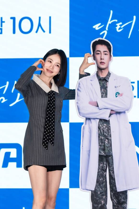 극 중 신예은은 이재욱과 로맨스 호흡을 선보이며 사랑스러운 매력을 드러낸다. /ENA
