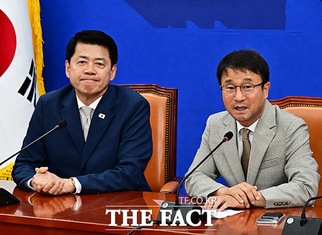 한병도 더불어민주당 원내대표가 19일 오전 서울 여의도 국회에서 김준형 조국혁신당 신임 원내대표(왼쪽)를 접견하며 기념사진 촬영을 하고 있다. /국회=배정한 기자