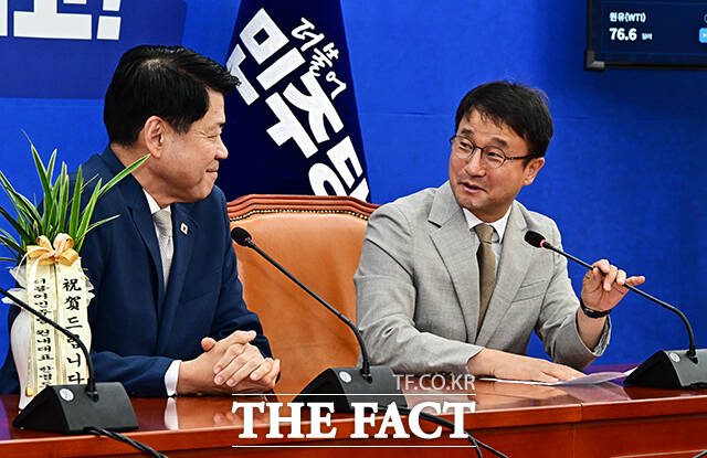 한병도 더불어민주당 원내대표가 19일 오전 서울 여의도 국회에서 김준형 조국혁신당 신임 원내대표(왼쪽)를 접견하며 기념사진 촬영을 하고 있다. /국회=배정한 기자