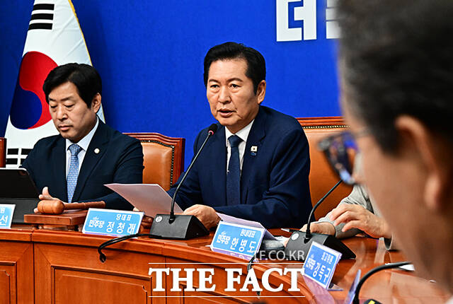 정청래 더불어민주당 대표가 19일 오전 서울 여의도 국회에서 열린 최고위원회의에 참석해 모두발언을 하고 있다. /국회=배정한 기자