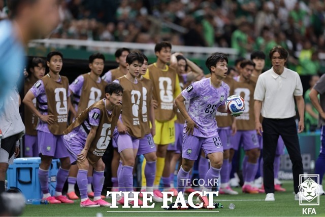 0-1로 뒤지고 있는 가운데 후반 만회골을 넣기 위해 총력을 기울이고 있는 한국 벤치와 선수들./과달라하라=KFA