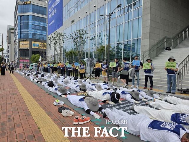 전국장애인부모연대 전남·광주지부가 19일 나주시 민형배 전남광주통합특별시장 당선인 인수위원회 건물 앞에서 오체투지 결의대회를 열고 있다. /뉴시스