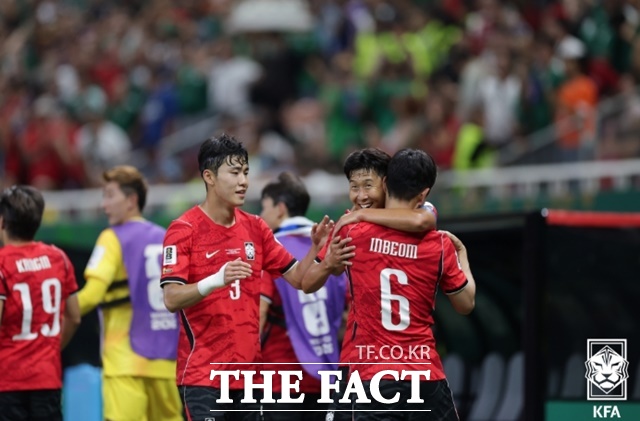 홍명보호가 19일 멕시코와 2026 북중미 월드컵 조별리그 A조 2차전에서 승리하면 사상 처음 조1위 32강을 확정하는 발판이 마련됐다. 앞서 벌어진 경기에서 체코와 남아공은 1-1로 비겨 한국에 유리한 상황이 마련됐다./과달라하라=KFA