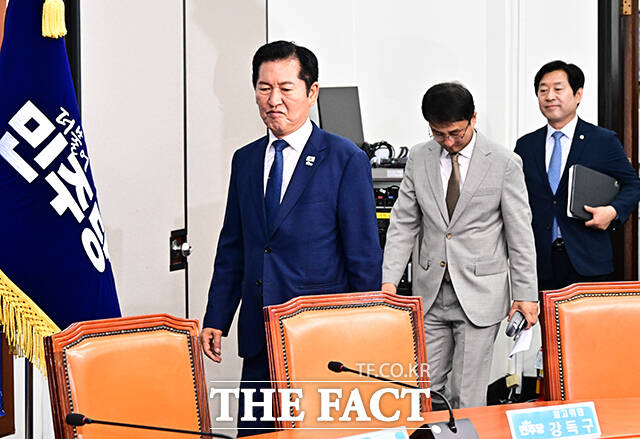 정청래 더불어민주당 대표가 19일 오전 서울 여의도 국회에서 열린 최고위원회의에 참석해 모두발언을 하고 있다. /국회=배정한 기자