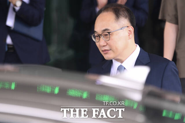 이원석 전 검찰총장이 박성재 전 법무부 장관이 취임하기 전 김건희 여사 도이치모터스 의혹 수사 상황을 보고했다는 의혹을 부인했다./더팩트 DB