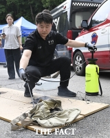  화재 실험 후 진화 작업하는 소방 관계자 [포토]