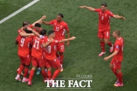  '만잠비 멀티골' 스위스, 보스니아 4-1 완파…B조 1위