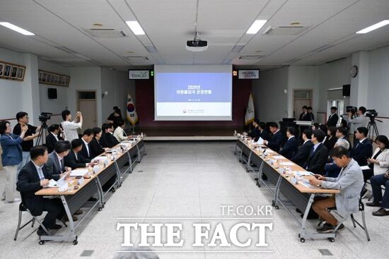 정성호 법무부 장관과 송미령 농림축산식품부 장관을 비롯한 관계 부처 및 양주시 관계자들이 19일 안정적 외국인 계절노동자 제도 운영을 위한 현장 간담회를 진행하고 있다. /양주시