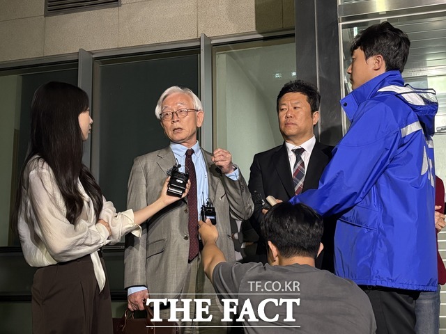 이화영 전 경기도 평화부지사가 국회증언감정법 위반 혐의로 징역 4개월의 실형을 선고받은 직후인 20일 새벽 이 전 부지사 측 변호인단이 기자들과 만나 입장을 밝히고 있다. /정예은 기자