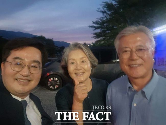 김동연 경기도지사가 18일 문재인 전 대통령 내외를 예방한 기념으로 셀프카메라를 찍고 있다. /김동연 지사 SNS 갈무리