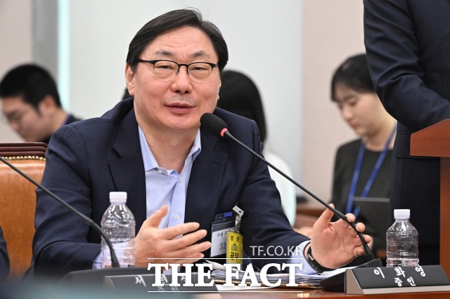 여야는 20일 이화영 전 경기도 평화부지사의 이른바 '연어 술파티' 의혹과 관련한 위증 혐의가 유죄라는 법원 판단이 나오자 상반된 입장을 보였다. 이 전 지사는 국회에서 이른바 연어 술파티 의혹을 제기한 위증 혐의로 기소돼 이날 1심에서 징역 4개월을 선고받았다. /김성렬 기자