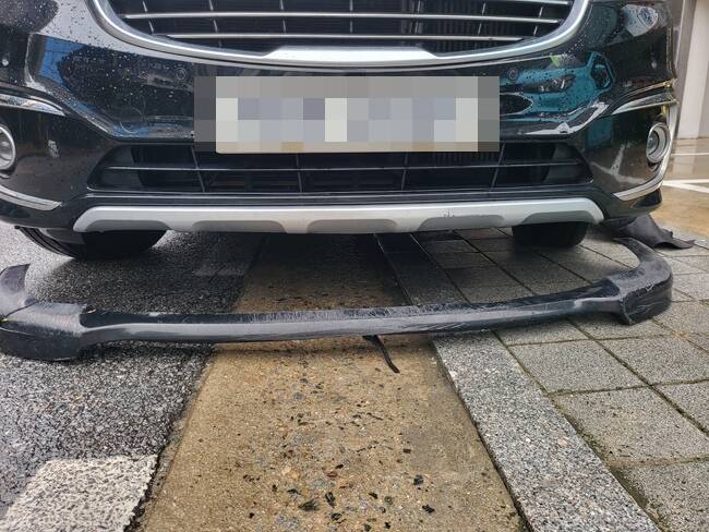 파손돼 떨어져 나간 앞 범퍼. /독자 제공