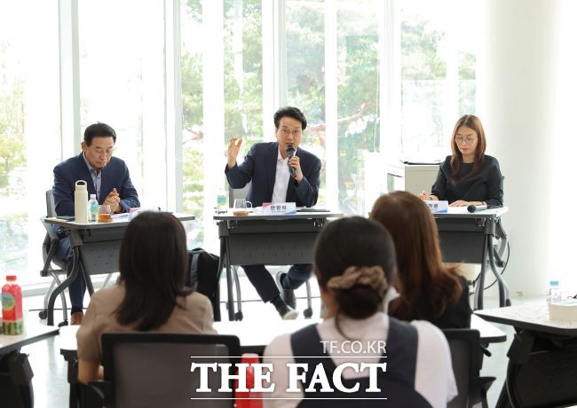 19일 포천시에서 학부모, 학생 등이 모인 가운데 경청투어 진행하는 안민석 경기도교육감 당선인. /안민석 인수위