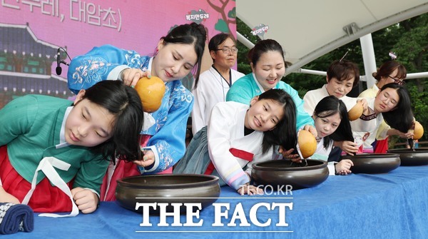 제21회 판암골단오한마당 창포물 머리감기 모습. /대전시 동구