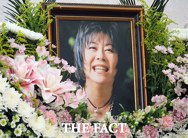 가수 옥희(본명 김광숙)의 빈소가 21일 오후 서울 송파구 서울아산병원 장례식장에 마련된 가운데 고인이 영정 속에서 미소짓고 있다. /사진공동취재단