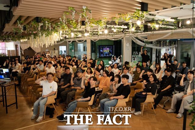 20일 청년동에서 열린 '라임(LIME)’ 론칭파티 참석자들이 기념사진을 촬영하고 있다. /광명시