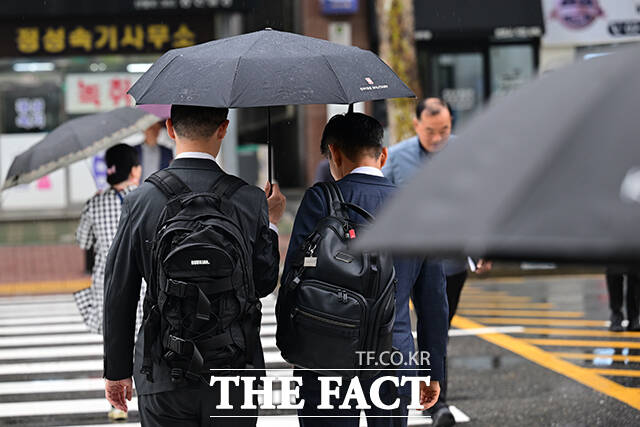 월요일이자 22일은 전국 내륙을 중심으로 천둥·번개를 동반한 소나기가 내리는 곳이 있겠고, 경기북부 등 일부 지역에는 우박이 내리는 곳이 있겠다. 사진은 서울 양천구 신정동의 한 거리에서 시민들이 소나기에 발걸음을 재촉하고 있는 모습. /남윤호 기자