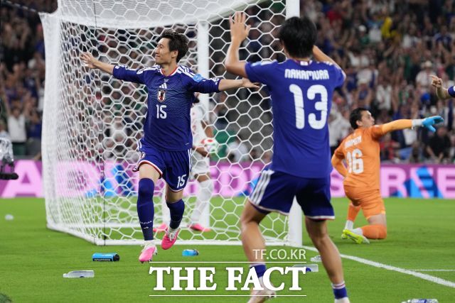 일본축구대표팀 카마다 다이치(15)가 21일(한국시간) 열린 2026북중미월드컵 F조 튀니지전 전반 4분 첫골을 넣은 뒤 팔을 벌려 기쁨을 나타내고 있다./ 몬테레이(멕시코)=AP 뉴시스