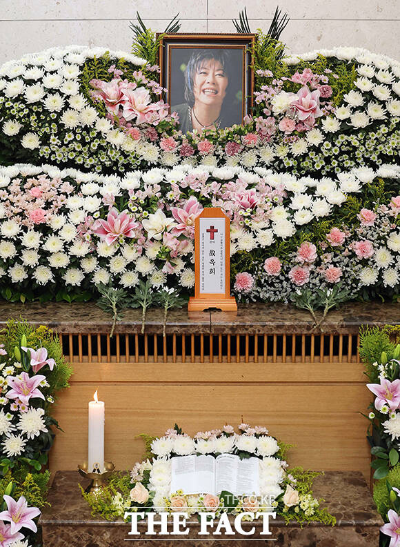 '나는 몰라요' '눈으로만 말해요' 등 히트곡을 남긴 고 옥희는 신장암 투병 끝에 20일 오후 11시께 가족들이 지켜보는 가운데 영면에 들었다. 사진은 빈소를 지키는 고인의 배우자 홍수환. /사진공동취재단