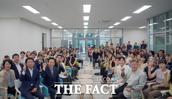 김찬술 대전시 대덕구청장 당선인 인수위원회가 19일 오후 인수위 사무실(오정창의공작소) 1층 회의실에서 노인·장애인·아동·보육·보건의료 분야 관계자 100여 명이 참석한 가운데 '복지·돌봄·보건의료 분야 타운홀미팅'을 개최했다. /김찬술 당선인 인수위