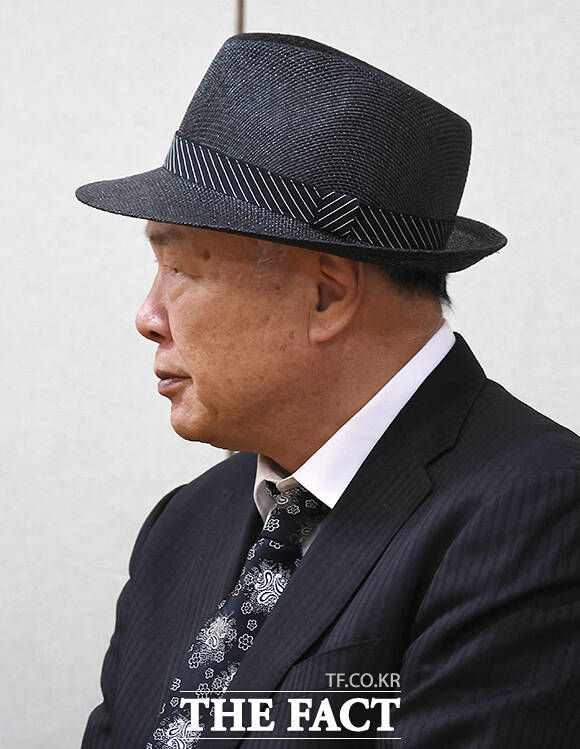'나는 몰라요' '눈으로만 말해요' 등 히트곡을 남긴 고 옥희는 신장암 투병 끝에 20일 오후 11시께 가족들이 지켜보는 가운데 영면에 들었다. 사진은 빈소를 지키는 고인의 배우자 홍수환. /사진공동취재단