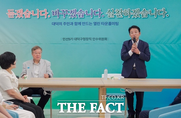 김찬술 대전시 대덕구청장 당선인 인수위원회가 19일 오후 인수위 사무실(오정창의공작소) 1층 회의실에서 노인·장애인·아동·보육·보건의료 분야 관계자 100여 명이 참석한 가운데 '복지·돌봄·보건의료 분야 타운홀미팅'을 개최했다. 김찬술 당선인이 인사말을 하고 있다. /김찬술 당선인 인수위