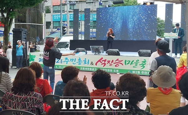 대전시 대덕구 법2동 주민자치회가 20일 동춘당로 일원에서 법2동 주민총회 및 석장승 마을축제를 성황리에 개최했다. 한 주민이 주민노래자랑에 출전한 지인을 응원하고 있다. /선치영 기자