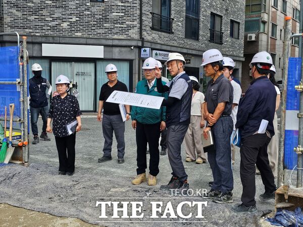 대전시 서구는 22일 괴정동 국민체육센터 등 관내 역점 공공건축 공사 현장 3곳을 방문해 안전 점검을 진행했다. /대전시 서구