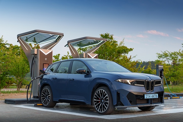 더 뉴 BMW iX3가 충전 중인 모습./BMW