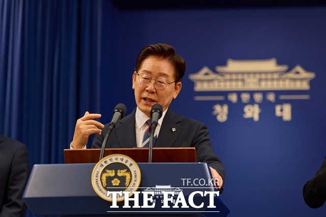 이재명 대통령과 더불어민주당의 지지율이 흔들리고 있다. 특히 지방선거 후 당내 갈등 등 정치적 상황마저 부정적인 측면이 도드라지면서 이 대통령과 여당의 지지율이 악화로 이어지고 있다는 분석에 힘이 실린다. /청와대