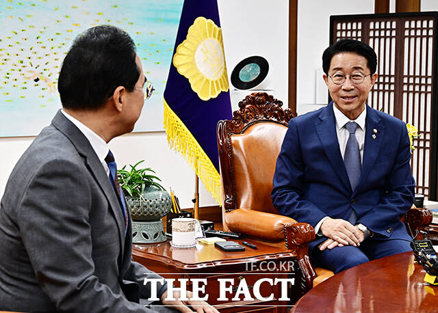 조정식 국회의장이 22일 오후 서울 여의도 국회에서 박홍근 기획예산처 장관(왼쪽)을 접견하며 기념사진 촬영을 하고 있다. /국회=배정한 기자