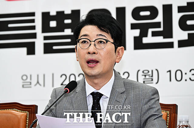 주진우 위원장을 비롯한 위원들이 22일 오전 서울 여의도 국회에서 열린 '국민의힘 이재명 재판취소 저지 특위 1차 회의에 참석해 기념사진 촬영을 하고 있다. 왼쪽부터 박충권 위원, 이상휘 위원, 주 위원장, 김태규 위원, 이소희 위원.