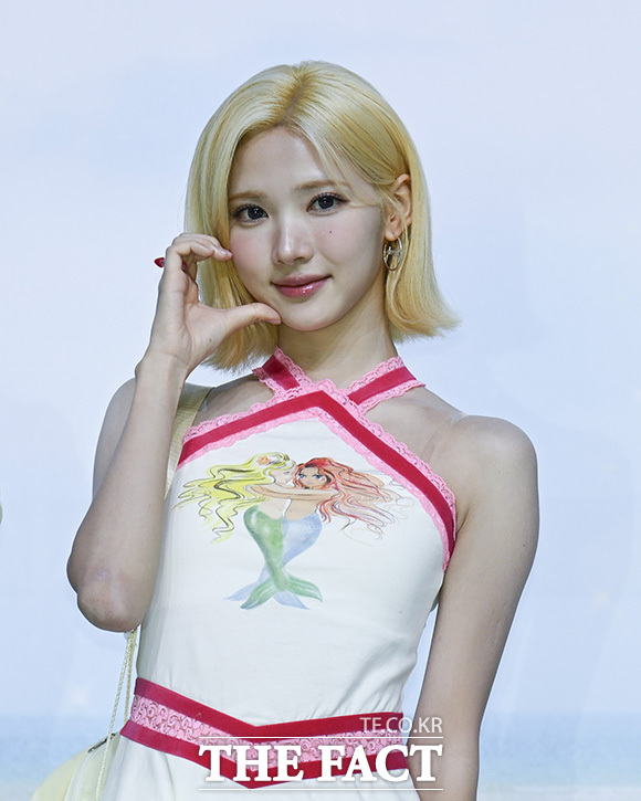 하츠투하츠가 포즈를 취하고 있다.