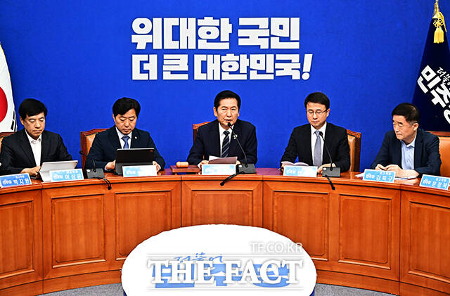 정청래 더불어민주당 대표가 22일 오전 서울 여의도 국회에서 열린 최고위원회의에 참석해 모두발언을 하고 있다. /국회=배정한 기자