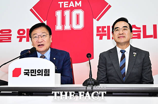 정점식 국민의힘 원내대표(왼쪽)가 22일 오후 서울 여의도 국회에서 박홍근 기획예산처 장관을 접견하며 기념사진 촬영을 하고 있다. /국회=배정한 기자