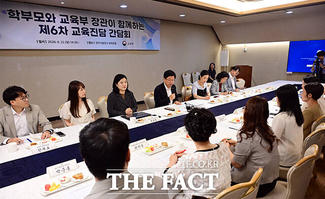 최교진 교육부 장관이 22일 오후 서울 종로구 정부서울청사에서 열린 6차 교육진담 간담회에 참석해 모두발언을 하고 있다. /임영무 기자