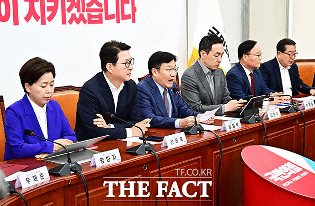 정점식 국민의힘 원내대표(왼쪽 세번째)가 22일 오전 서울 여의도 국회에서 열린 최고위원회의에 참석해 모두발언을 하고 있다. /국회=배정한 기자
