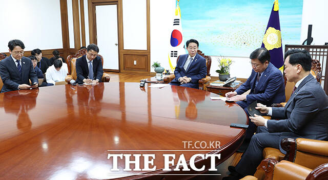 조정식 국회의장과 한병도 더불어민주당 원내대표, 정점식 국민의힘 원내대표가 22일 오후 서울 여의도 국회에서 열린 국회의장 주재 원내대표 회동에 참석해 기념사진 촬영을 하고 있다. 왼쪽부터 천준호 더불어민주당 원내운영수석부대표, 한 원내대표, 조 의장, 정 원내대표, 김승수 국민의힘 원내운영수석부대표. /국회=배정한 기자