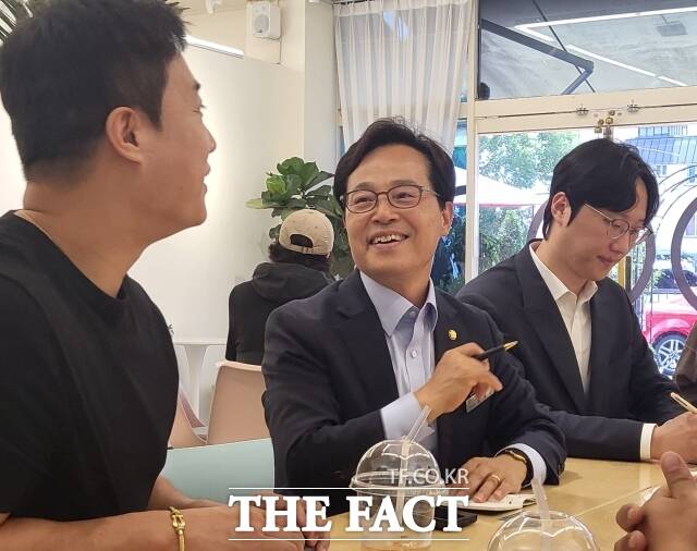 윤용근 국민의힘 의원(가운데)이 21일 공주시 소상공인연합회와 간담회를 갖고 있다. /윤용근 의원실