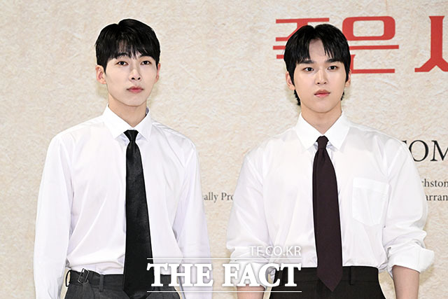 배우 김태균과 문성현, 오만석, 조광화 연출, 김용관 프로듀서, 배우 차인표, 연정훈, 이재환, 김락현, 찬희(왼쪽부터)가 22일 오전 서울 종로구 예술가의 집에서 열린 연극 ‘죽은 시인의 사회’ 제작발표회에 참석해 포즈를 취하고 있다. /서예원 기자